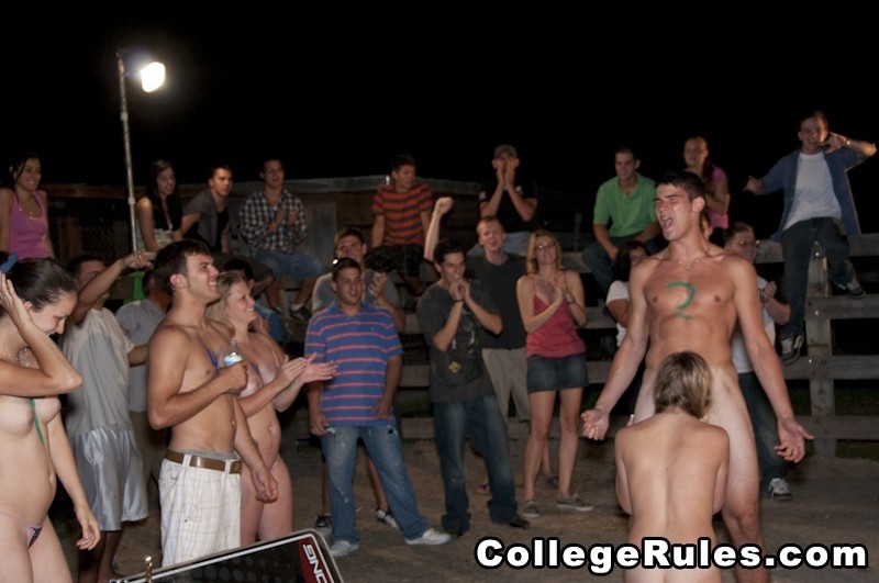 Freche Mädchen genießen Mädchen zu Mädchen Sex auf der College-Party
 #77090722