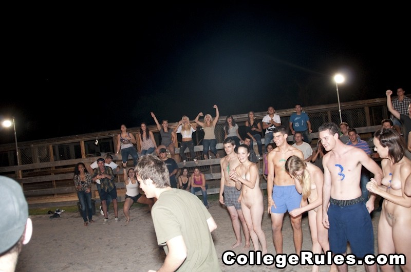 Des filles coquines apprécient le sexe entre filles à la fête de l'université.
 #77090747