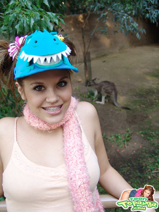 Topanga, une jeune à peine majeure, s'amuse au zoo.
 #78620273