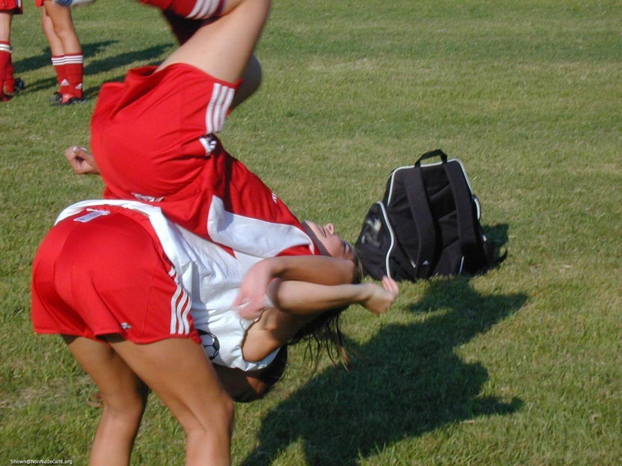 Echte Teens spielen Fußball
 #70759223