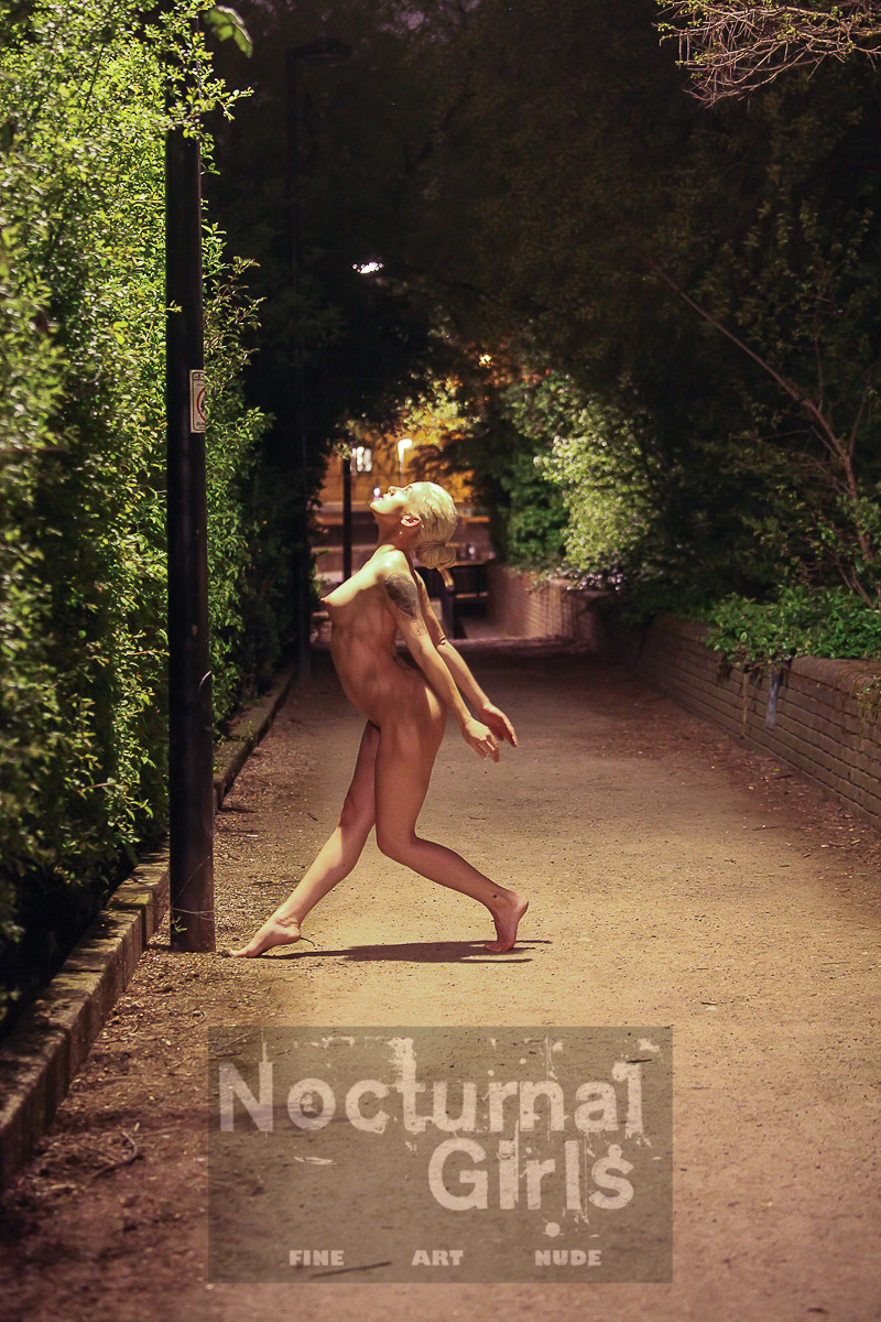 Blonde Mädchen posieren nackt in der Nacht
 #70775976