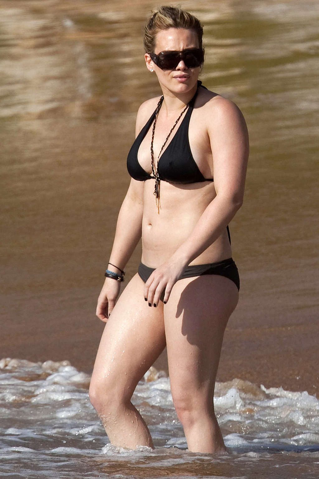 Hilary Duff Enjoying On Beach And Showing Sexy Body In Bikini