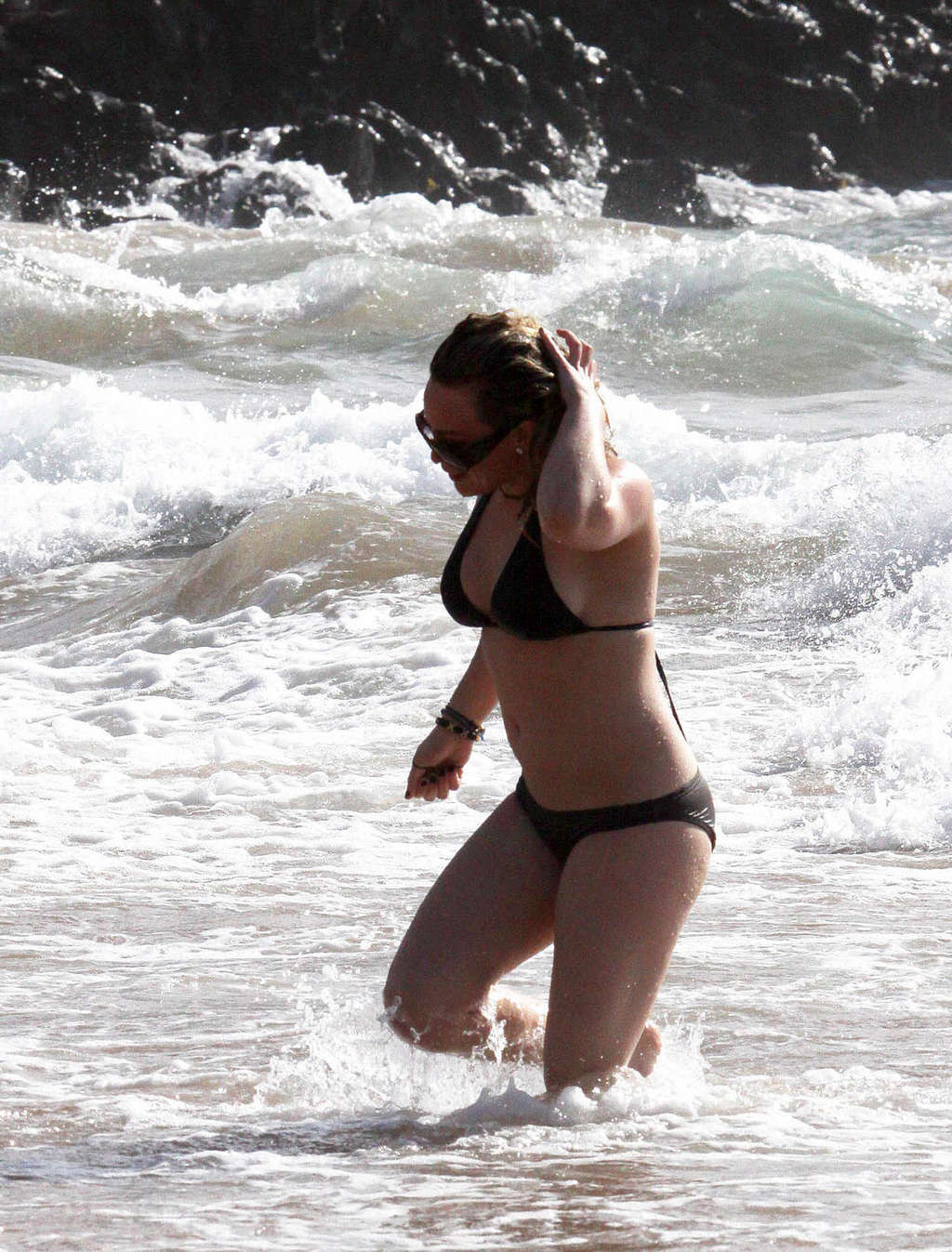 Hilary duff s'amusant sur la plage et montrant son corps sexy en bikini
 #75373124