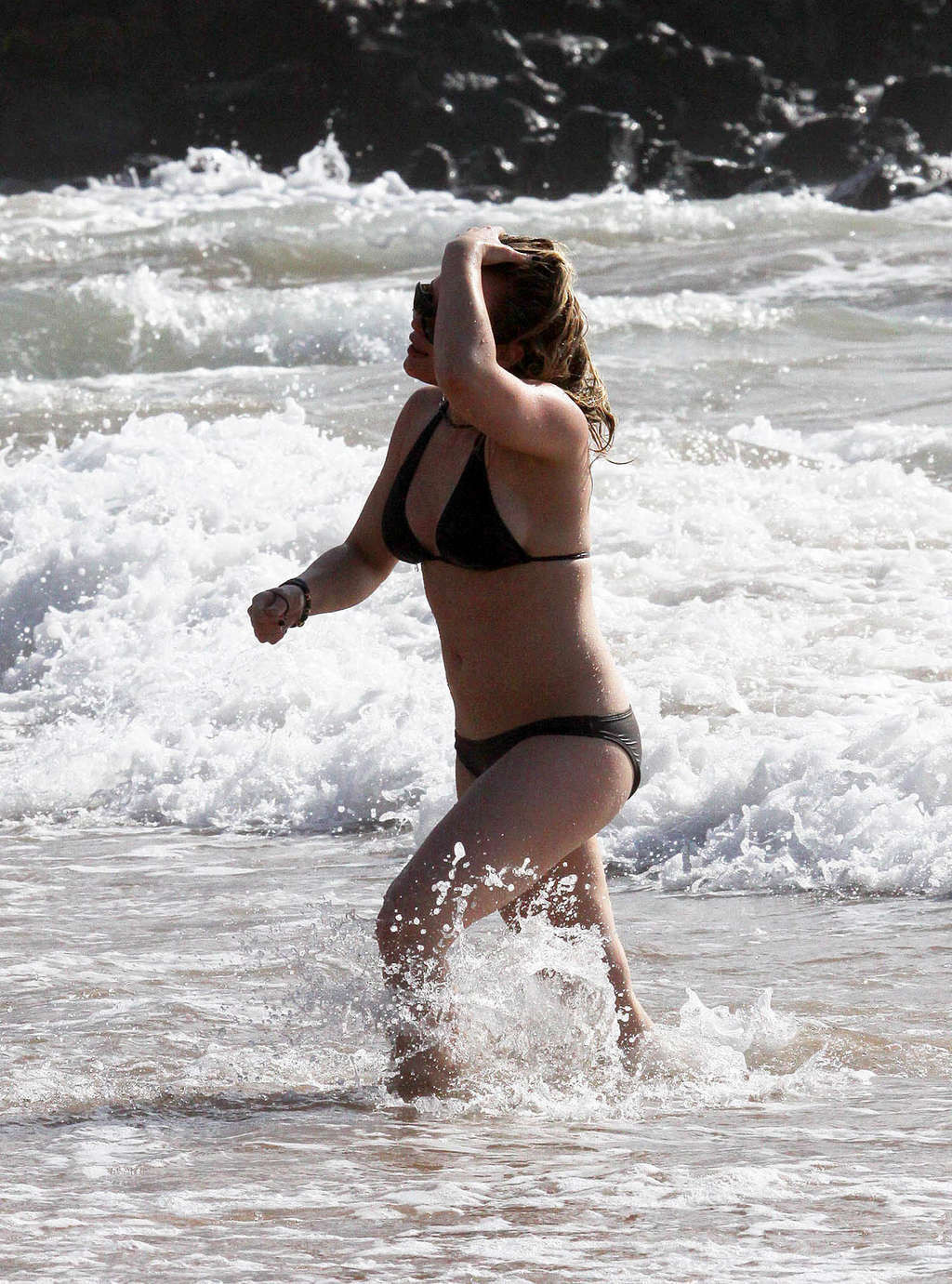 Hilary duff s'amusant sur la plage et montrant son corps sexy en bikini
 #75373126