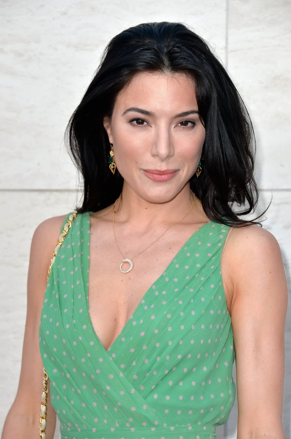 Jaime murray cleavy indossando un mini abito a pois al 'dexter' stagione 8 pre
 #75228589