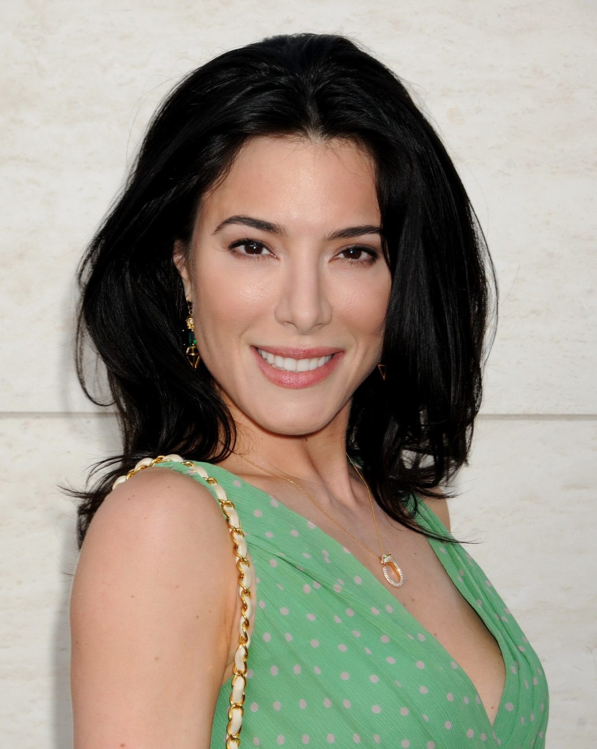 Jaime murray cleavy indossando un mini abito a pois al 'dexter' stagione 8 pre
 #75228679