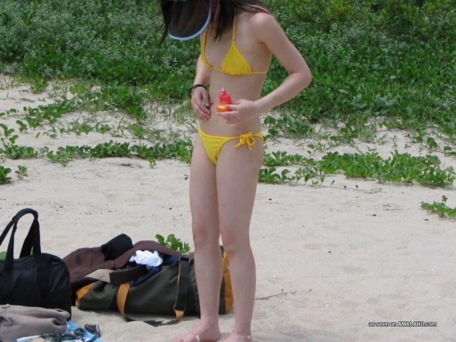 Nena en bikini abriéndose y mostrando su coño al aire libre
 #67230292