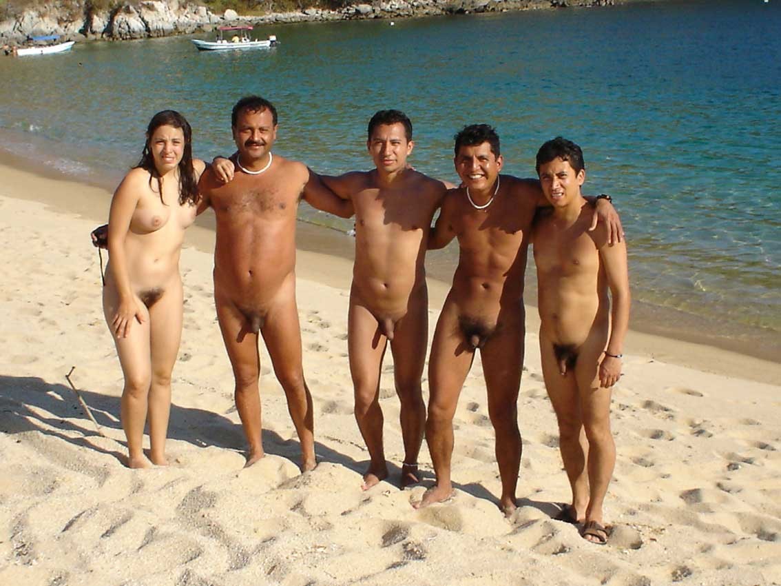 Jeder schaut auf diese sexy schlanke Teenie-Nudistin
 #72248164