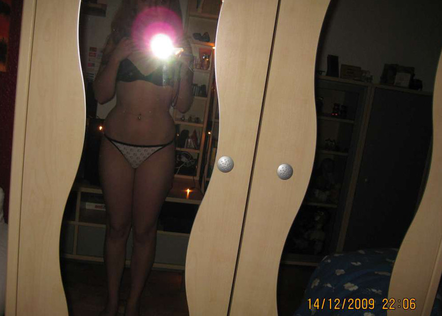Fotokompilation der heißen Selfpics eines nackten hübschen Mädchens
 #77070345