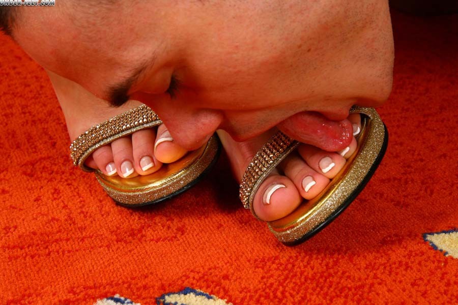 Gedemütigter Sklave leckt die Fersen seiner Herrin, bevor sie ihn ihre Füße bearbeiten lässt #70947434