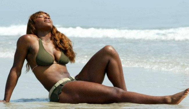 Serena williams montre ses mamelons durs et son joli cul.
 #75420741