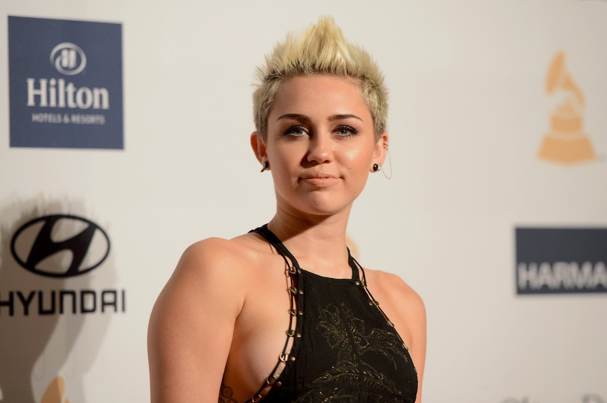 Miley cyrus mostrando tetas laterales con un vestido negro parcialmente transparente en clive davis
 #75241336