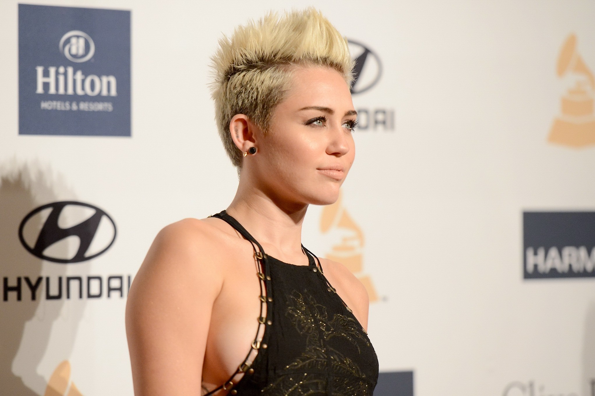 Miley cyrus mostrando tetas laterales con un vestido negro parcialmente transparente en clive davis
 #75241346