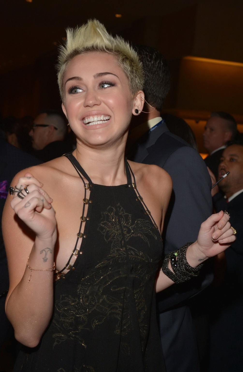 Miley CyrusがClive Davisで黒のシースルーのドレスを着て横乳を見せています。
 #75241471