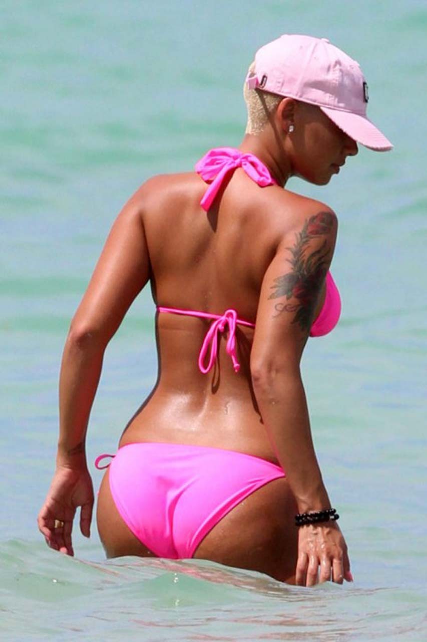 Amber rose profite de la plage en topless et expose ses énormes seins.
 #75308711