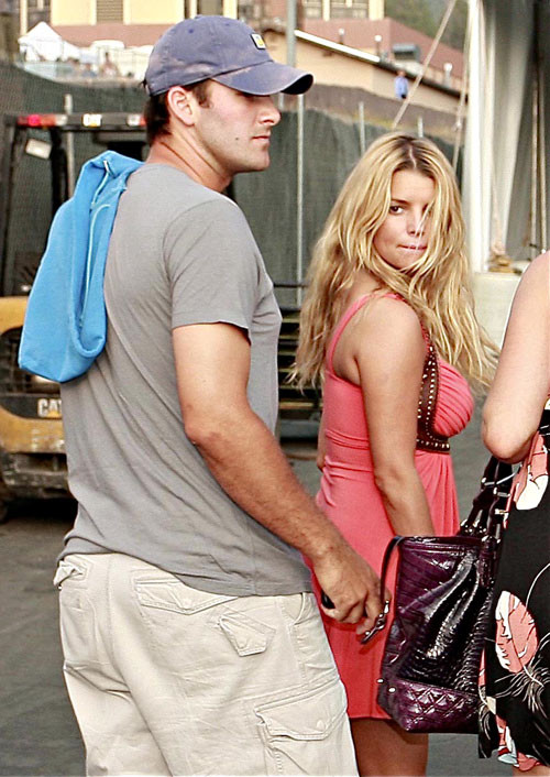 Jessica simpson che mostra pookies e capezzolo scivolare paparazzi pics #75416910