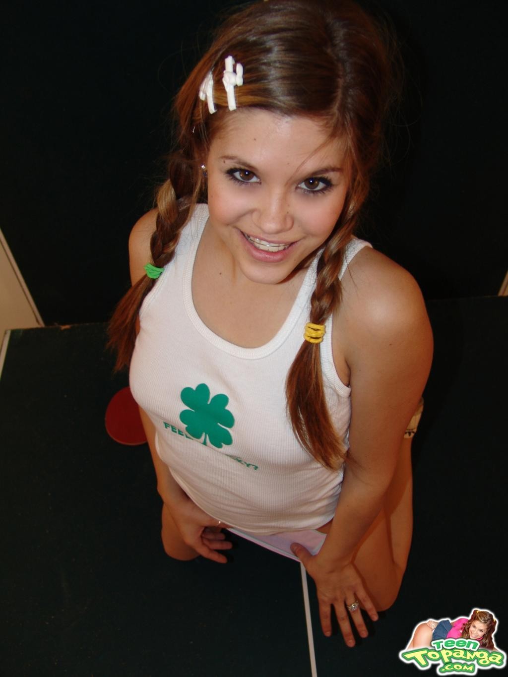 Una joven rubia jugando una partida de billar sin ropa
 #79021314