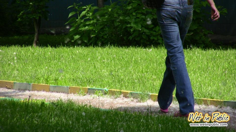 Cutie findet keinen besseren Ort, um ihre Hose nass zu machen, als diesen ruhigen Spielplatz
 #73238990