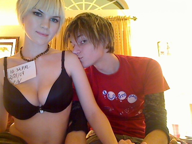 Busty emo teen gf succhiare il cazzo in pix fatto in casa
 #79092952