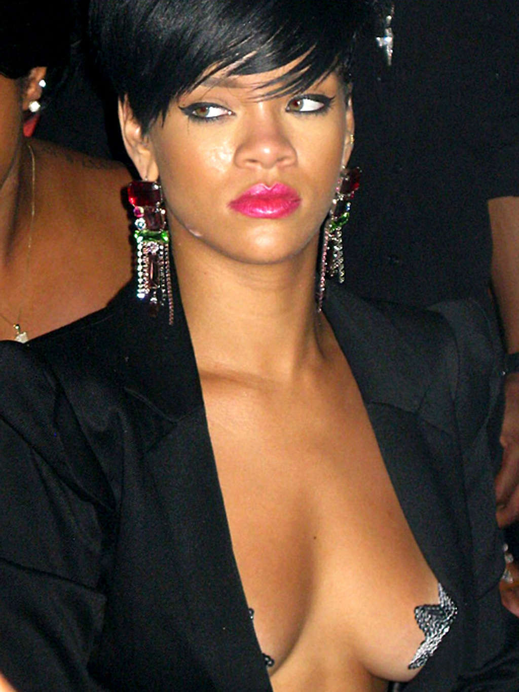 Rihanna mostrando sus bonitas tetas y su culo en el escenario fotos de paparazzi
 #75359995