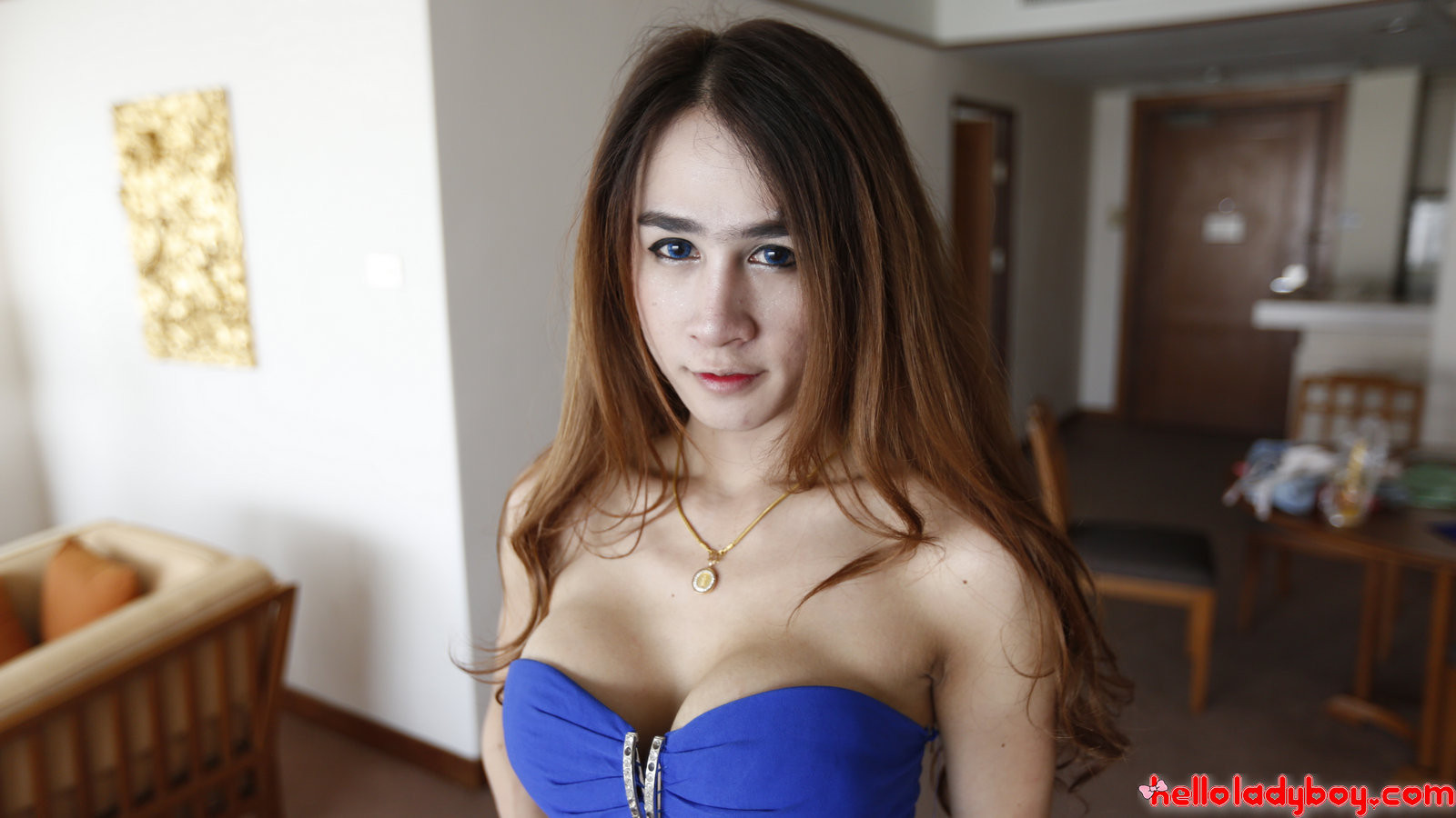Thai Ladyboy mit großen gefälschten Titten und langen Haaren bekommt Gesichtsbehandlung
 #67196856