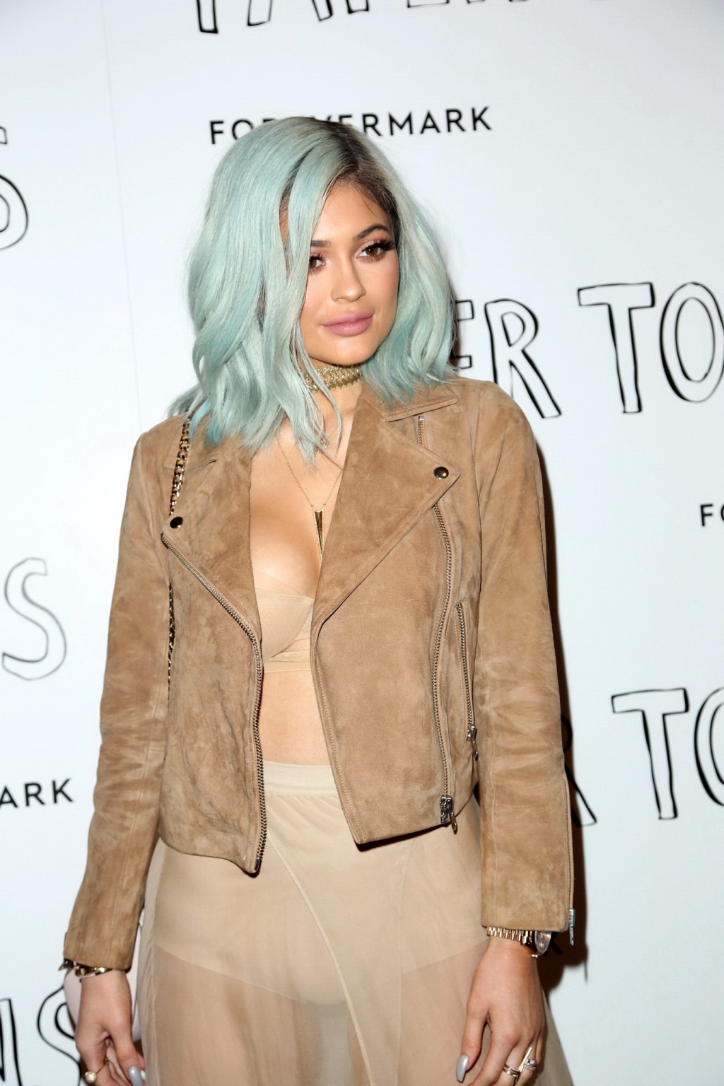 Kylie Jenner busty indossando crop top vedere attraverso la gonna alla carta 
 #75157878