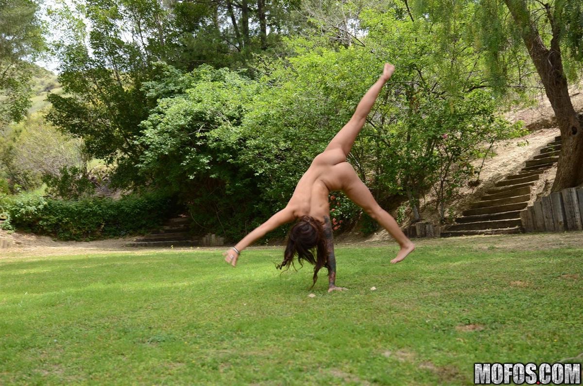 Riley Jensen joue après une séance de gymnastique nue
 #74755385