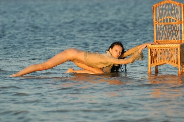 Une étudiante aux cheveux noirs joue à la plage avec le cul à l'air.
 #72237487