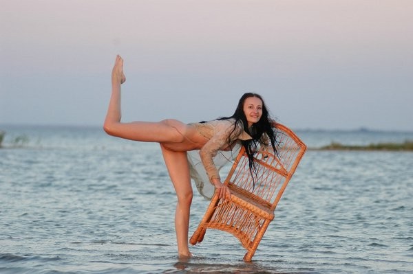 Une étudiante aux cheveux noirs joue à la plage avec le cul à l'air.
 #72237543