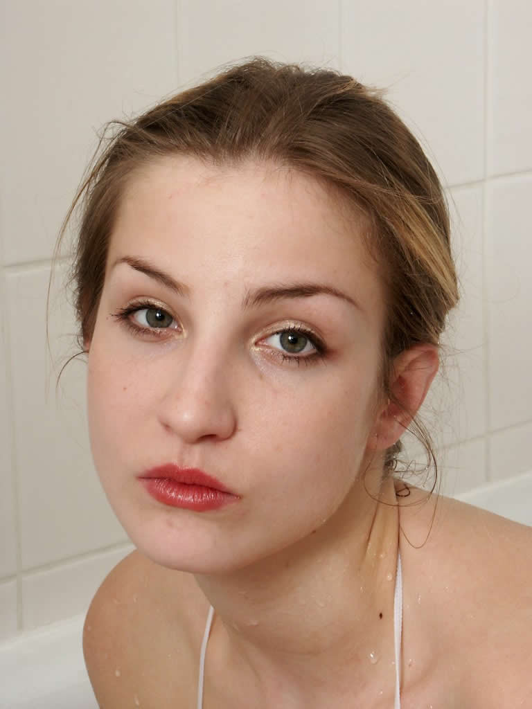 Amateur teen sprüht ihre Titten und Muschi in der Badewanne
 #75077051