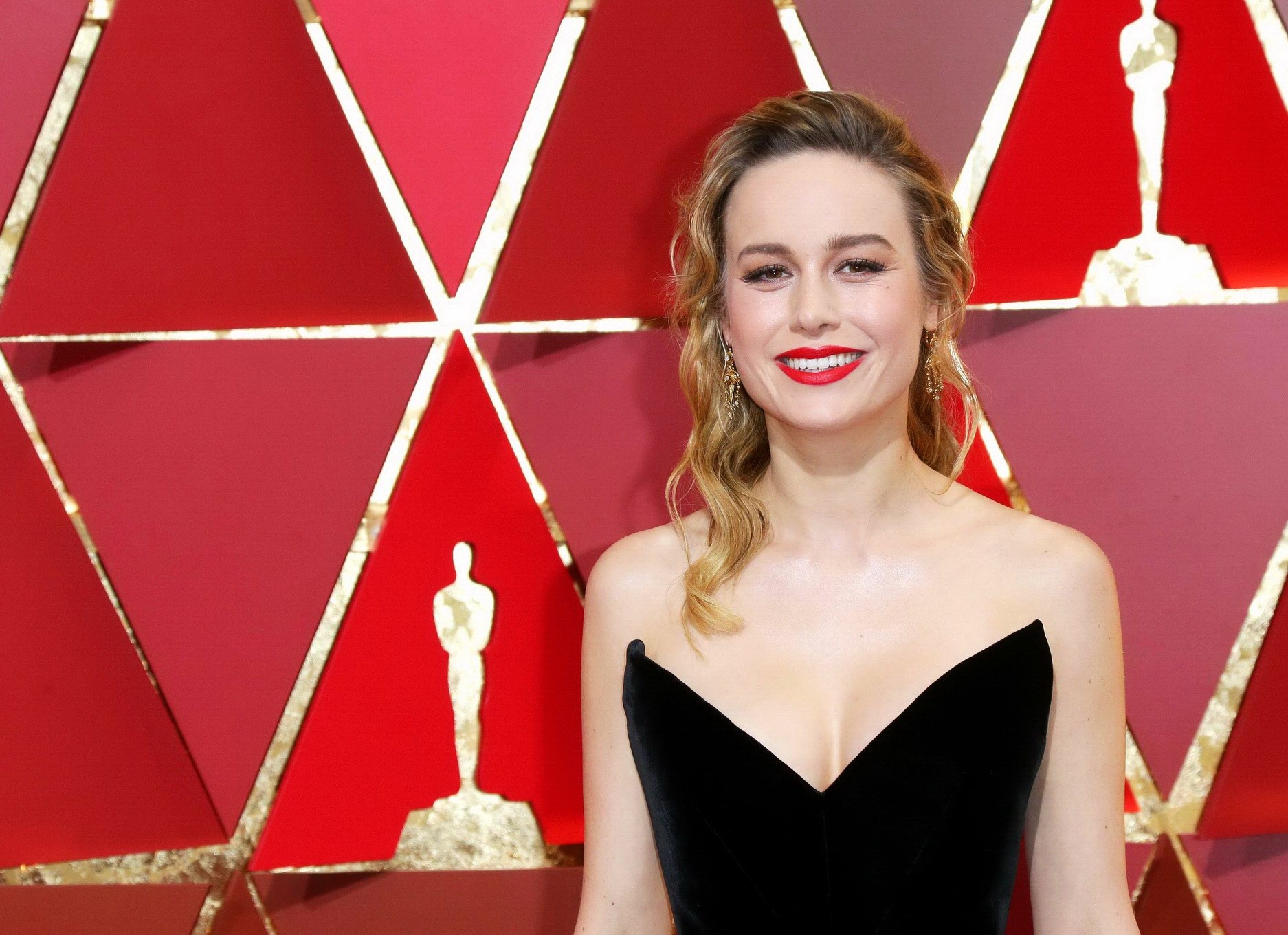 Brie Larson vollbusig in schwarzem, tiefem, trägerlosem Kleid
 #75139519