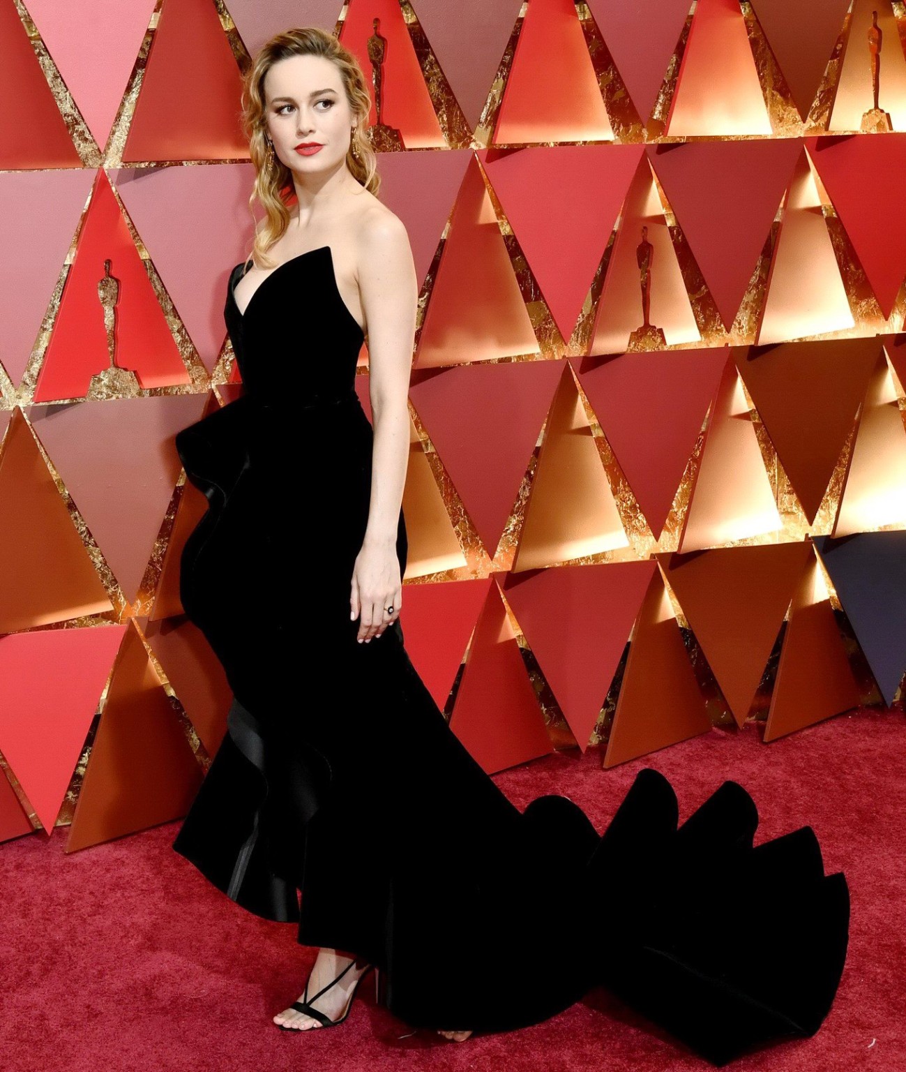 Brie Larson vollbusig in schwarzem, tiefem, trägerlosem Kleid
 #75139537