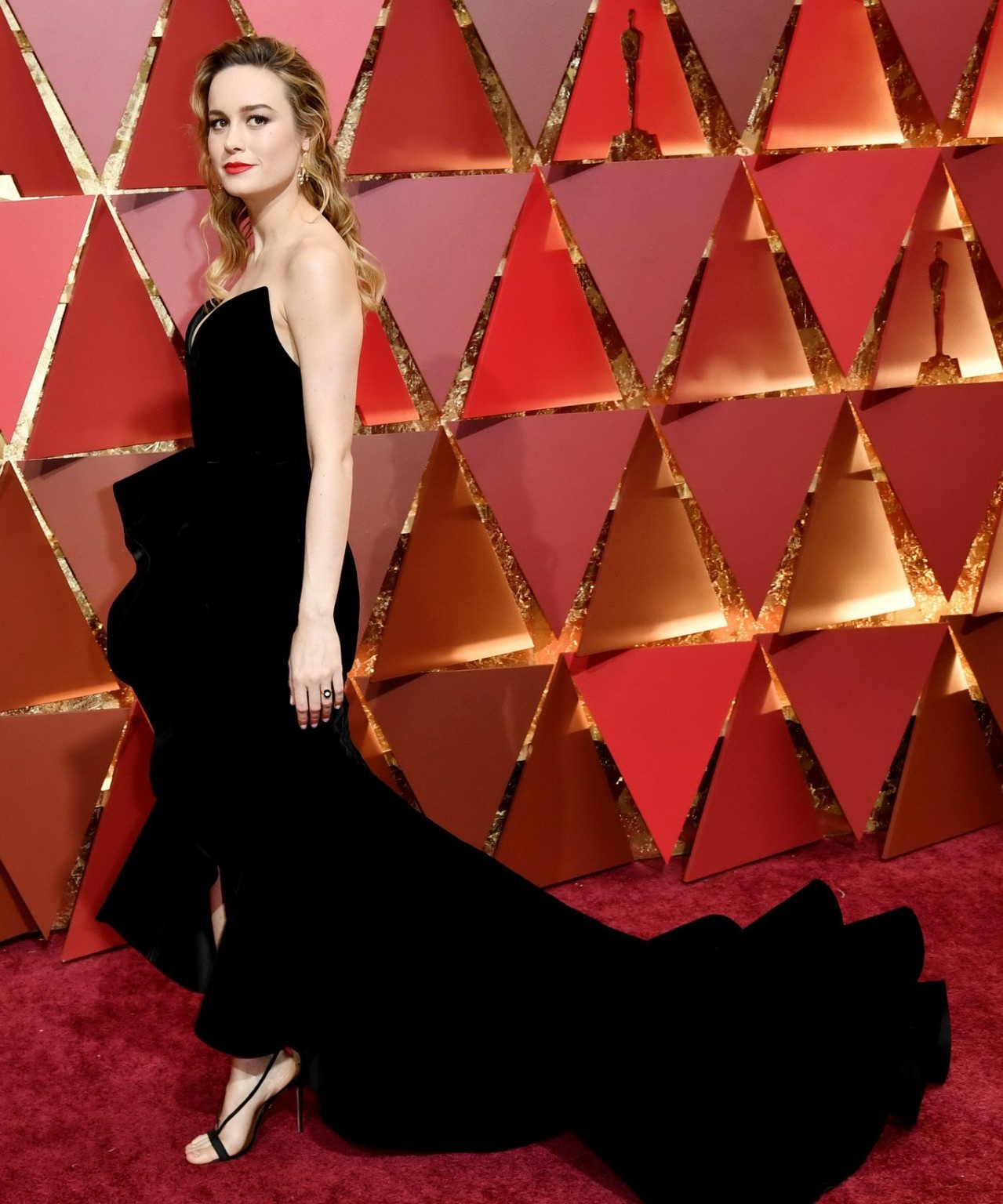 Brie Larson vollbusig in schwarzem, tiefem, trägerlosem Kleid
 #75139545