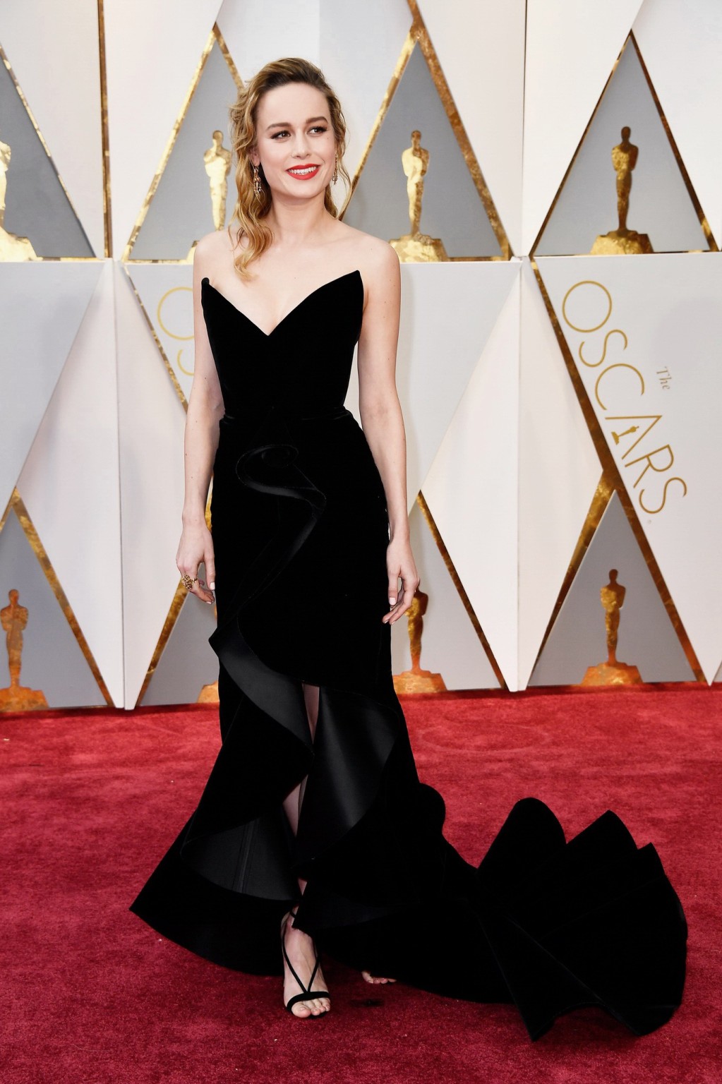 Brie Larson vollbusig in schwarzem, tiefem, trägerlosem Kleid
 #75139552
