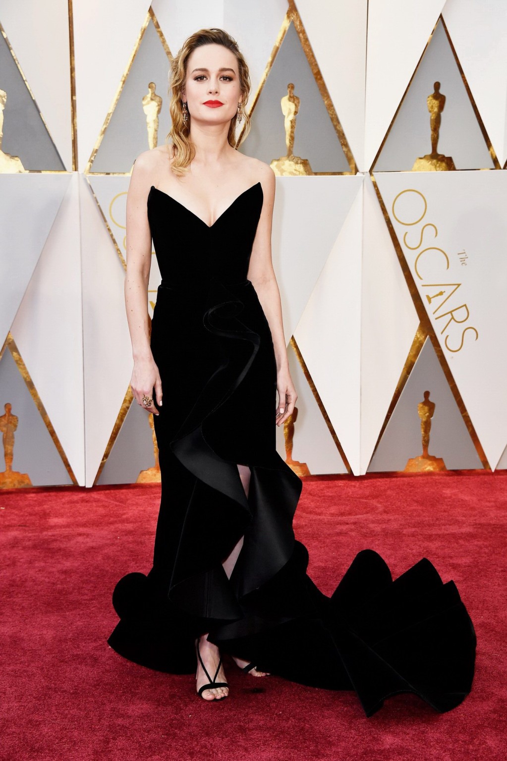 Brie Larson vollbusig in schwarzem, tiefem, trägerlosem Kleid
 #75139562