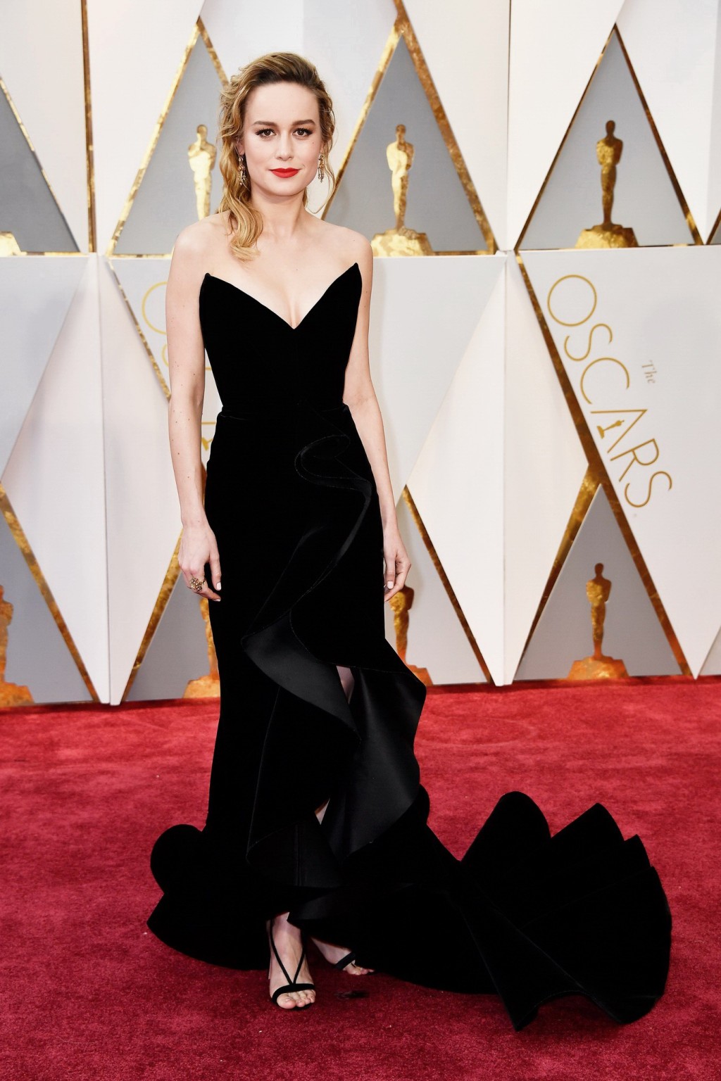 Brie Larson busty in black plunging strapless gown #75139568