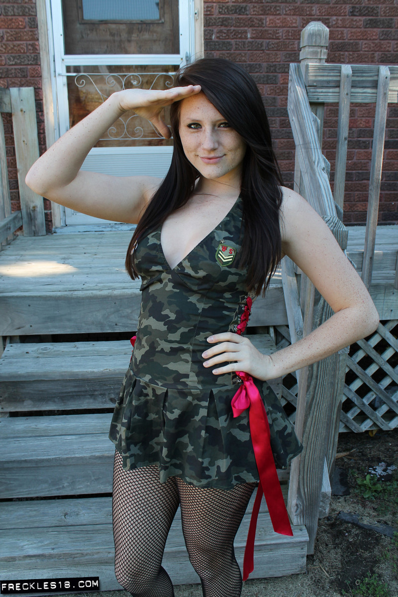 Sommersprosse sieht verdammt sexy aus, verkleidet als Armee-Mädchen
 #67354522