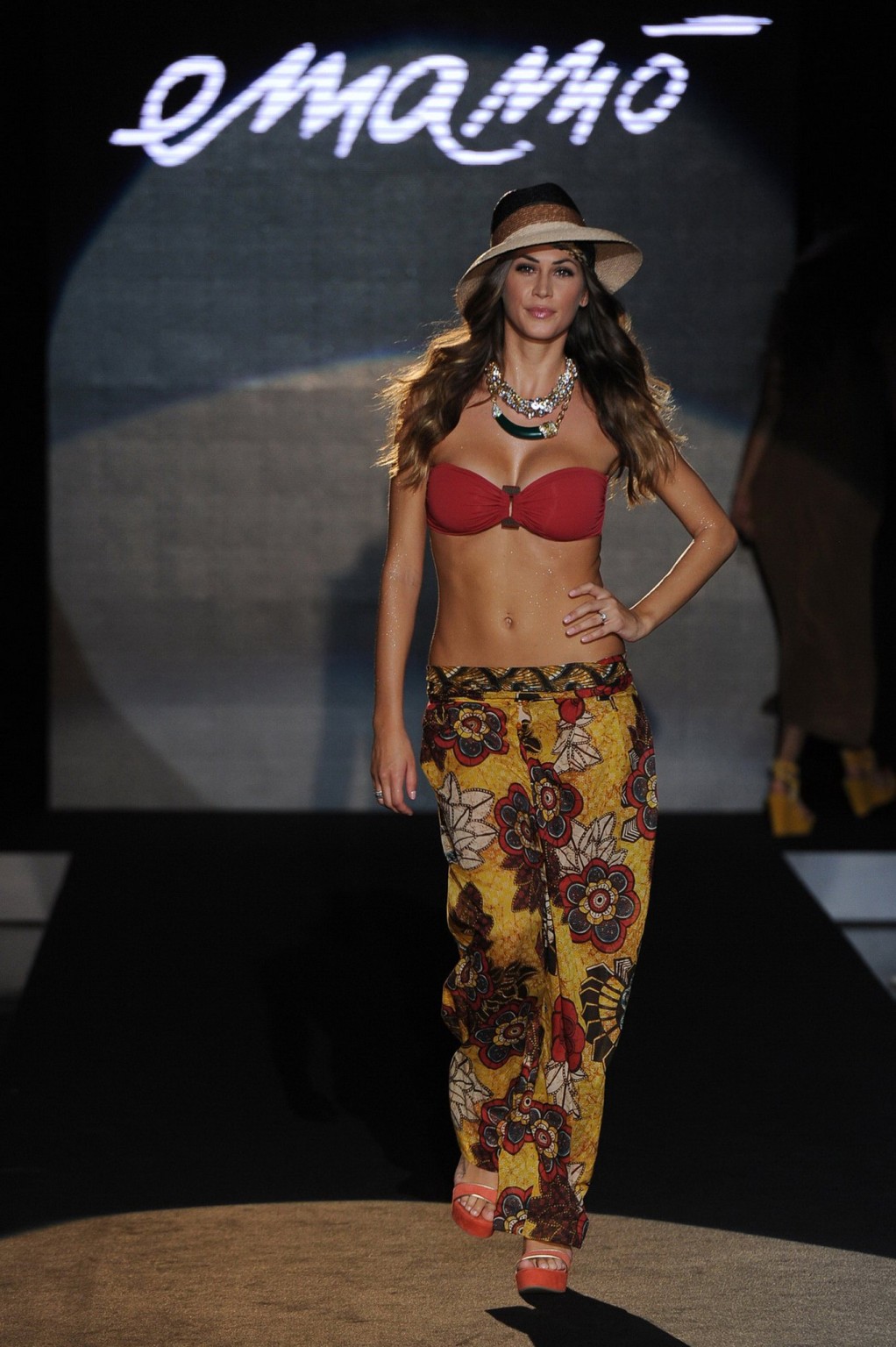 Melissa Satta trägt zwei Röhren-Bikini-Sets auf der Runway Bikini Show
 #75252003