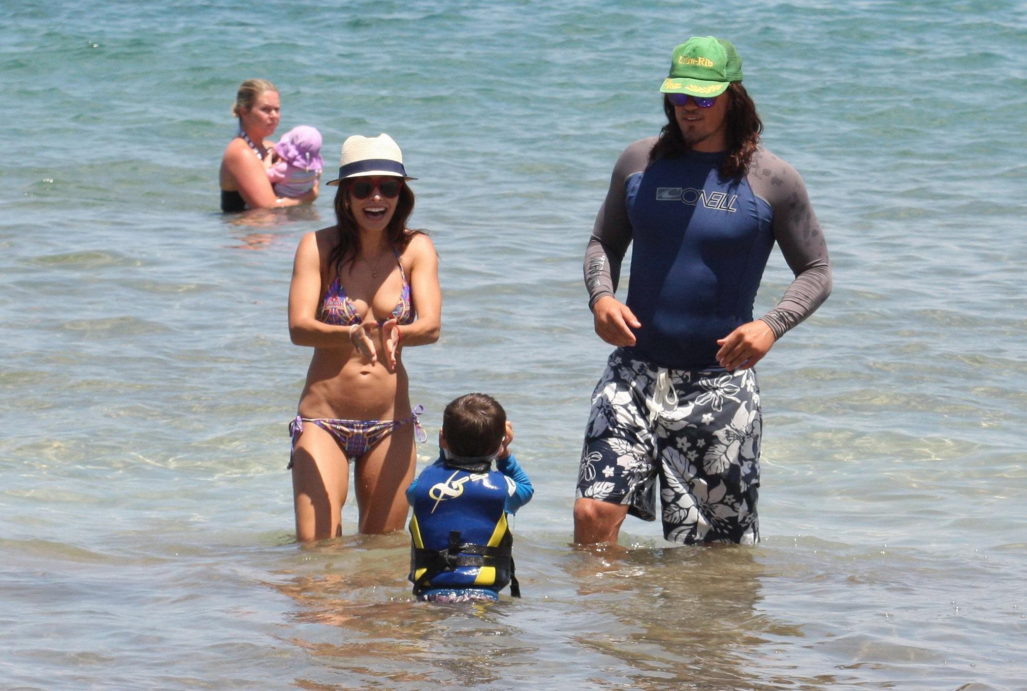 Sarah shahi zeigt ihren Bikini-Körper am Strand von Hawaii
 #75230386