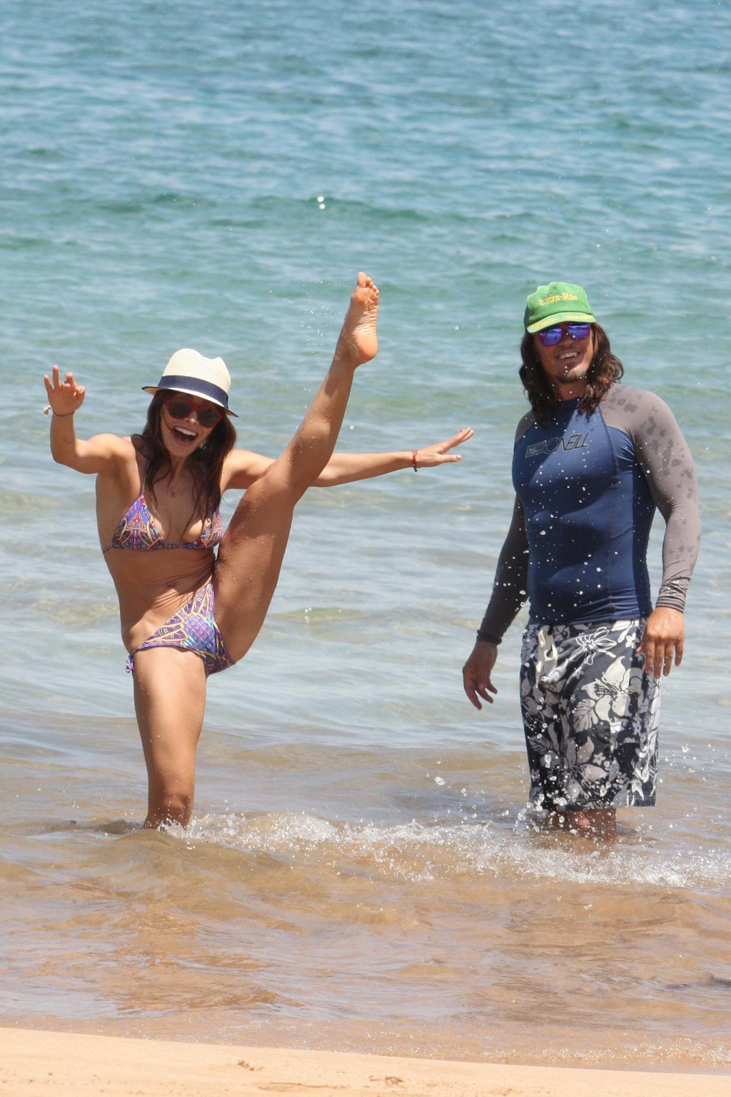 Sarah shahi montrant son corps en bikini sur une plage à hawaii.
 #75230409