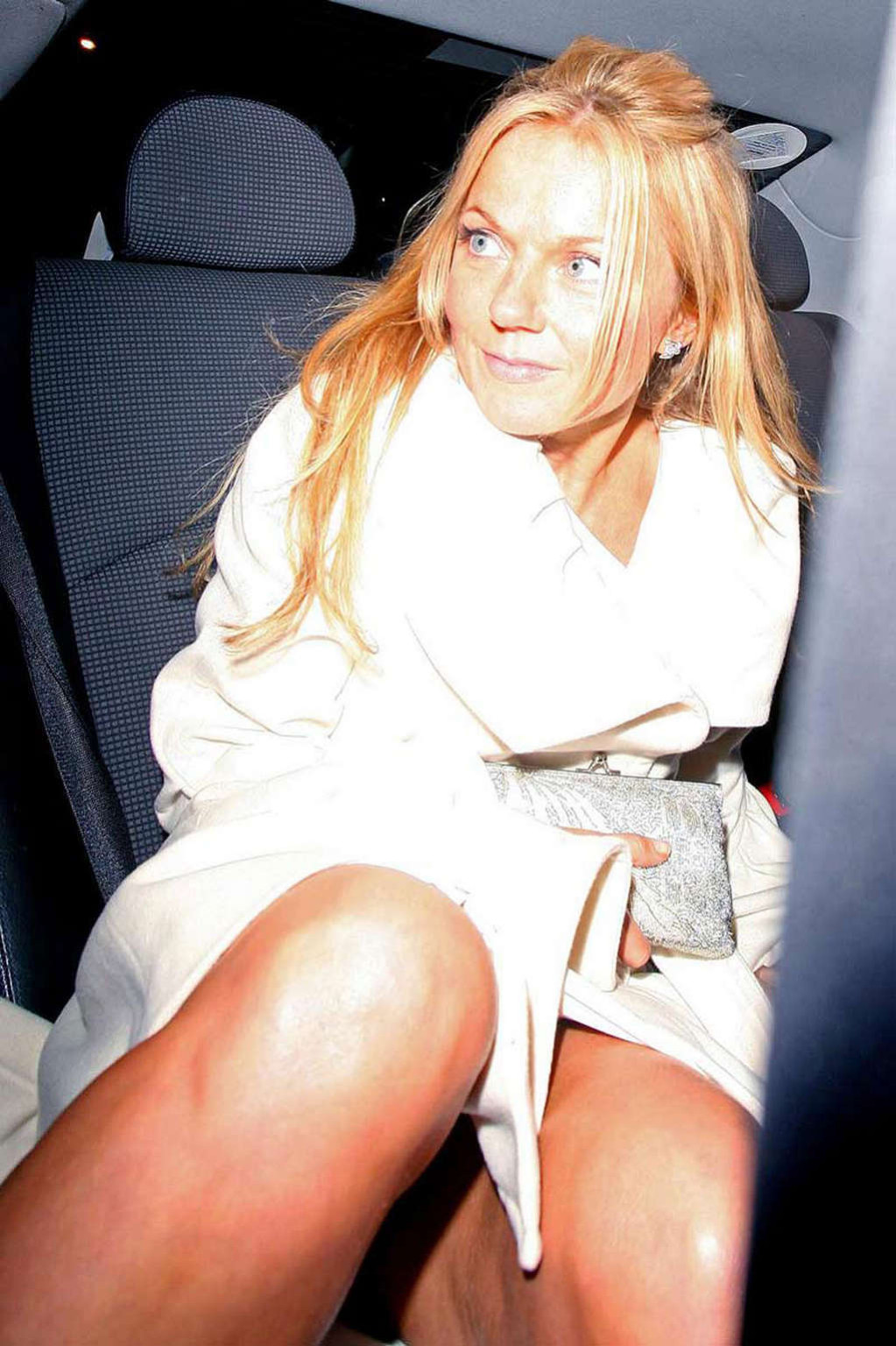 Geri Halliwell entblößt ihre schönen großen Titten und fast upskirt im Auto
 #75360172