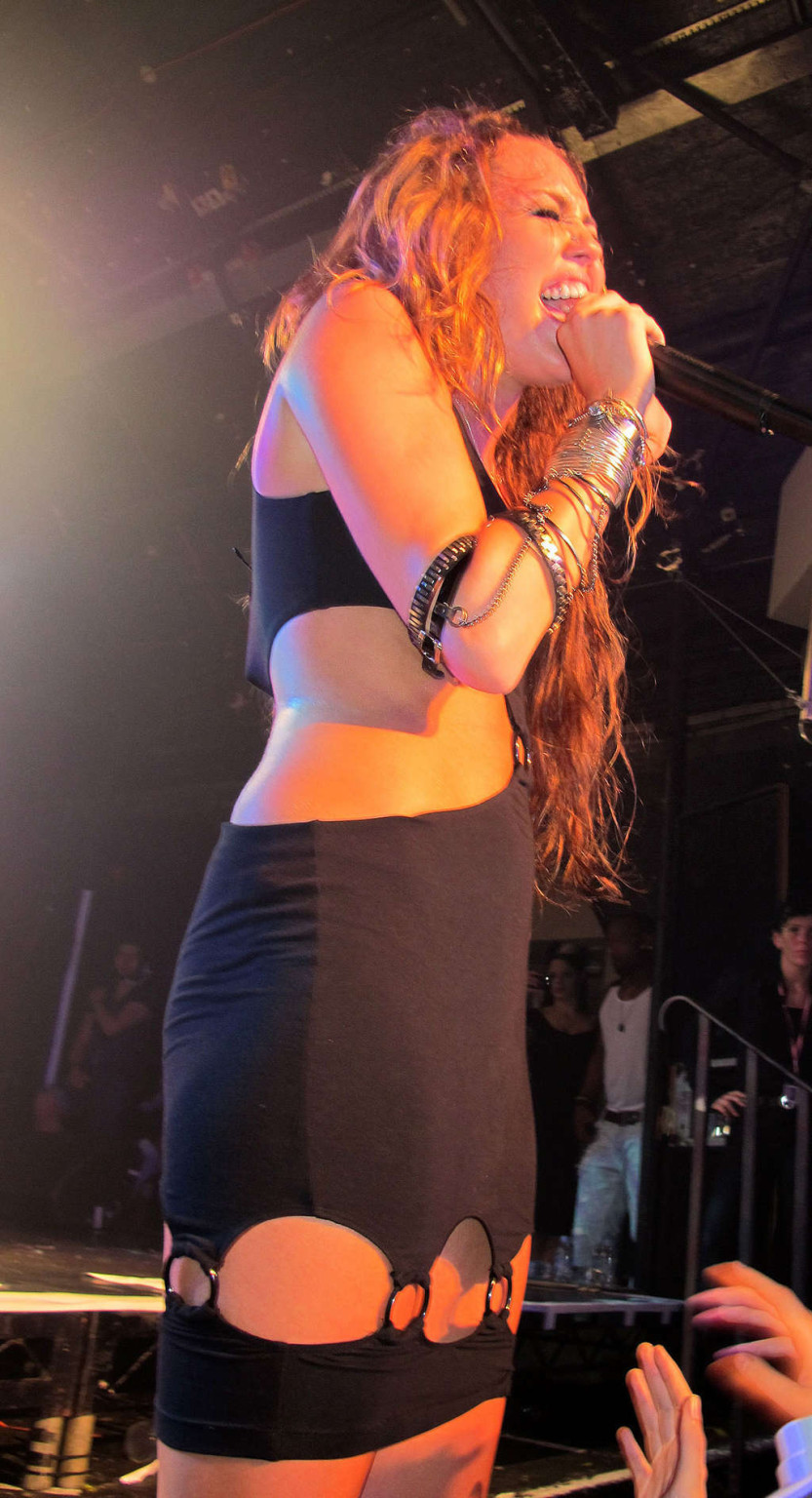 Miley Cyrus esponendo il suo cazzo di corpo sexy e culo caldo sul palco
 #75346602