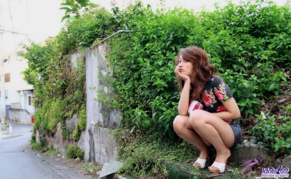 Nao Yoshizaki, une jeune femme orientale, montre ses seins et son cul.
 #69820662