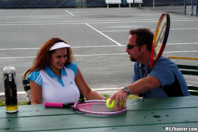 Dolce mamma che gioca a tennis viene presa dal cacciatore e inchiodata
 #71060684