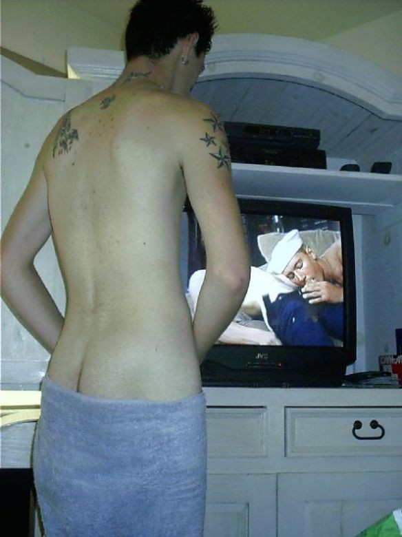 Jovencito ferviente masturbándose a solas y viendo porno
 #76996984