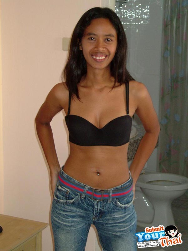 Une petite amie thaïlandaise aux seins parfaits suce une grosse bite blanche
 #67323831