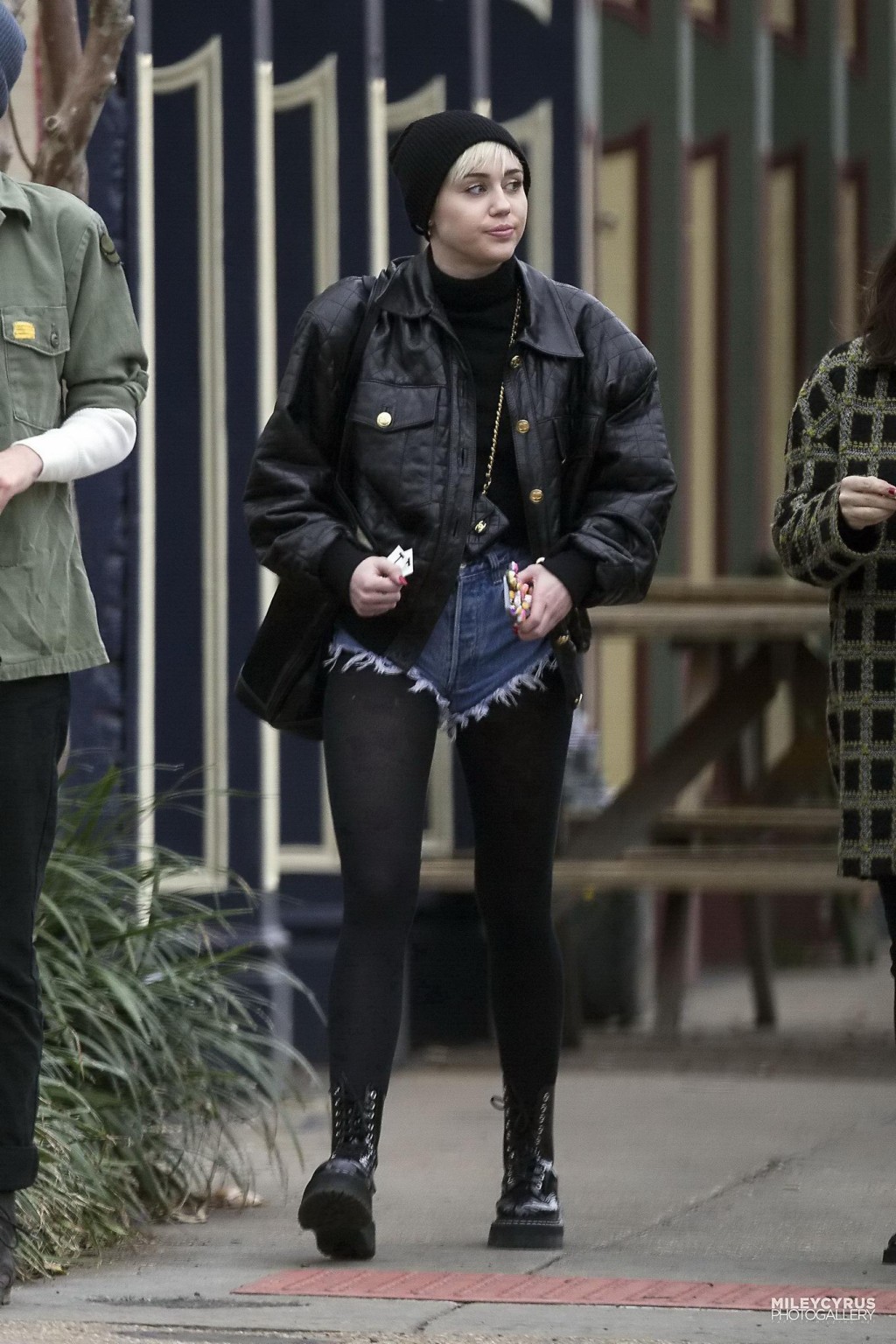 Miley cyrus mostra le sue gambe e culo indossando il denim pantaloncini neri collant
 #75201583