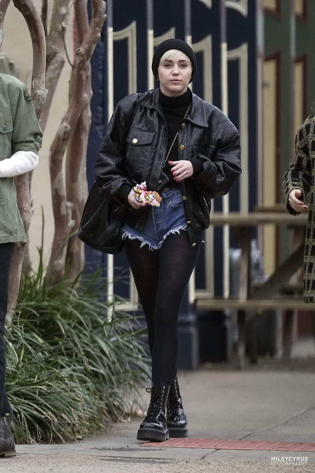 Miley Cyrus montre ses jambes et son cul en portant un short en jean et des collants noirs.
 #75201596