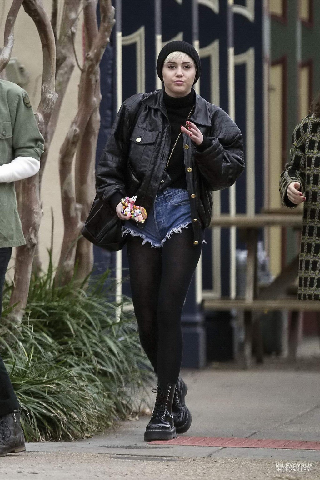 Miley Cyrus shows off her legs and ass wearing the denim shorts  black pantyhose #75201604