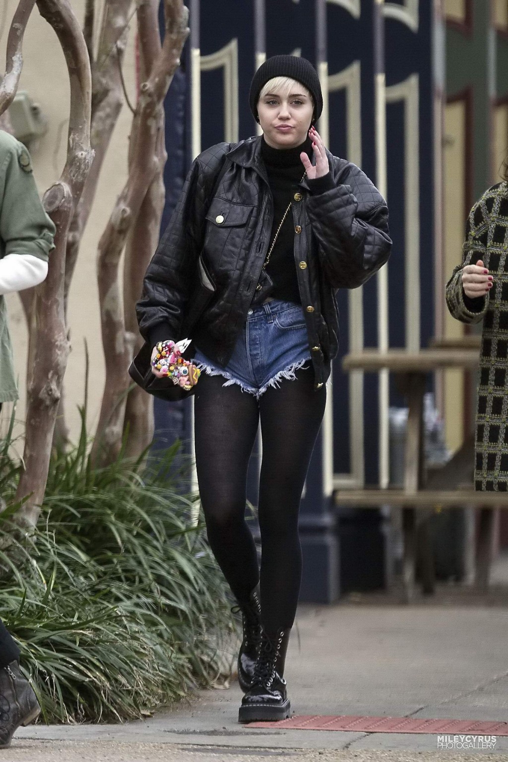 Miley cyrus luce sus piernas y su culo con unos shorts vaqueros y unas medias negras
 #75201619
